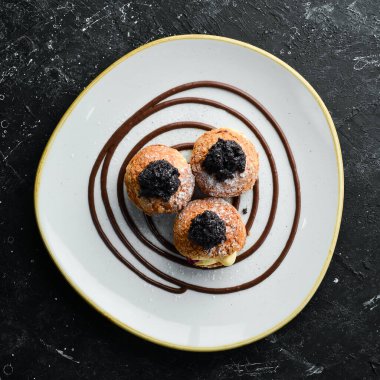 Haşhaş tohumlu ve kremalı ekler. Üst Manzara. Metin için boş alan.