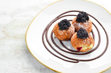 Haşhaş tohumlu ve kremalı ekler. Üst Manzara. Metin için boş alan.