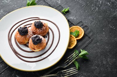 Haşhaş tohumlu ve kremalı ekler. Üst Manzara. Metin için boş alan.