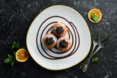 Haşhaş tohumlu ve kremalı ekler. Üst Manzara. Metin için boş alan.