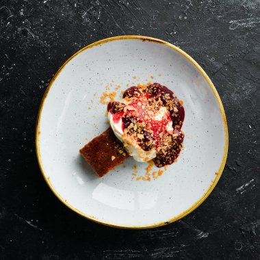 Meyve ve kremalı bir dilim pasta. Üst Manzara. Metin için boş alan.