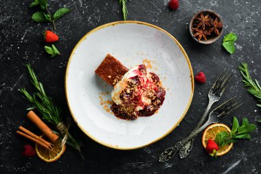 Meyve ve kremalı bir dilim pasta. Üst Manzara. Metin için boş alan.