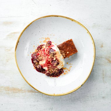 Meyve ve kremalı bir dilim pasta. Üst Manzara. Metin için boş alan.