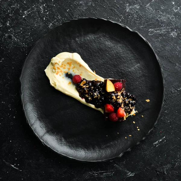 Böğürtlen ve kremalı marmelatlı tatlı. Üst Manzara. Metin için boş alan.