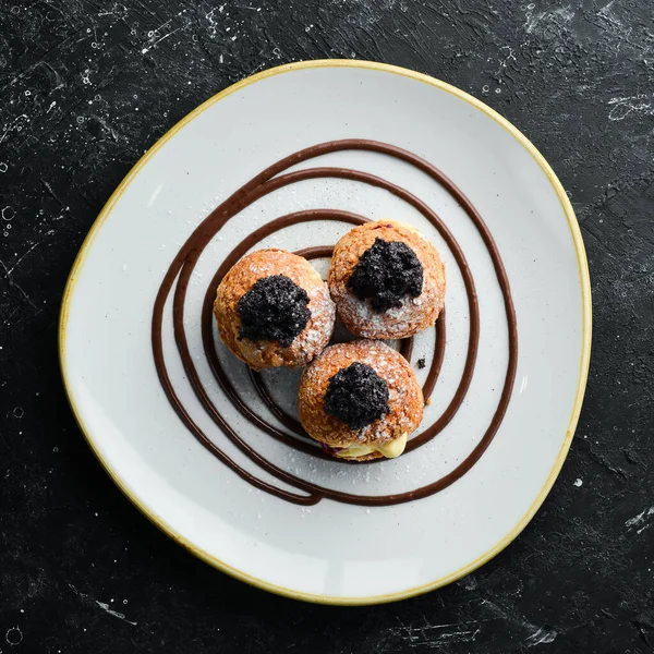 Haşhaş tohumlu ve kremalı ekler. Üst Manzara. Metin için boş alan.