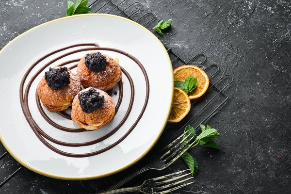 Haşhaş tohumlu ve kremalı ekler. Üst Manzara. Metin için boş alan.