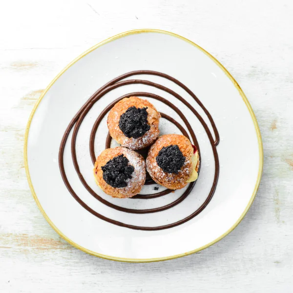 Haşhaş tohumlu ve kremalı ekler. Üst Manzara. Metin için boş alan.