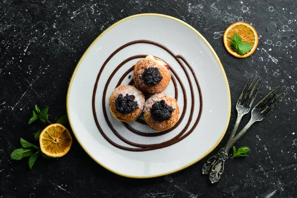 Haşhaş tohumlu ve kremalı ekler. Üst Manzara. Metin için boş alan.