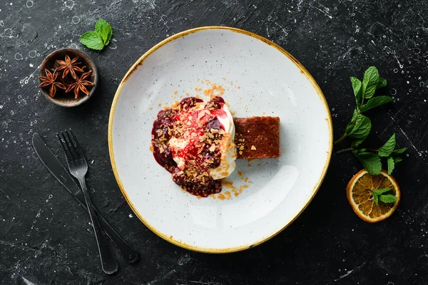 Meyve ve kremalı bir dilim pasta. Üst Manzara. Metin için boş alan.