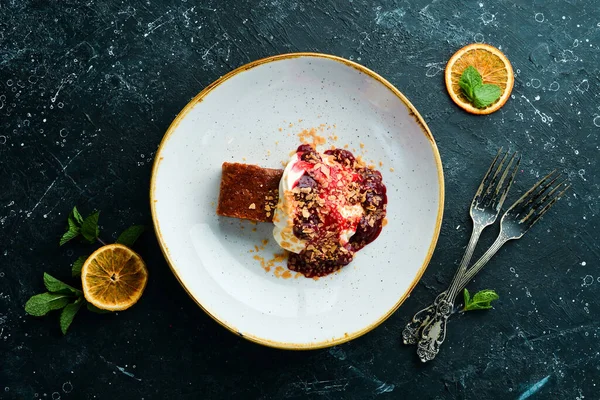 Meyve ve kremalı bir dilim pasta. Üst Manzara. Metin için boş alan.