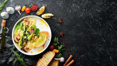 Karides salatası, zeytin, çam fıstığı ve marul. Üst Manzara. Metin için boş alan.