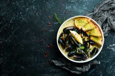 Krema soslu ve sarımsaklı midye. Üst Manzara. Metin için boş alan.