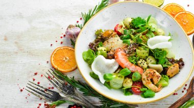 Deniz ürünleri salatası: midye, karides, mürekkep balığı. Üst Manzara. Metin için boş alan.