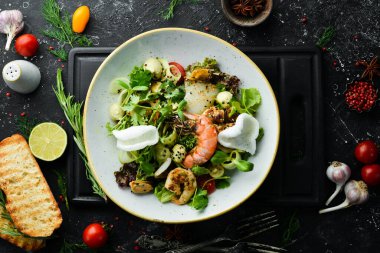 Deniz ürünleri salatası: midye, karides, mürekkep balığı. Üst Manzara. Metin için boş alan.