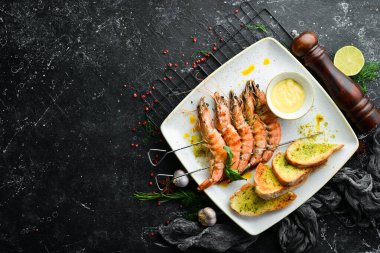 Peynir soslu ve sarımsaklı ızgara karides. Üst Manzara. Metin için boş alan.