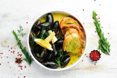 Peynir soslu ve sarımsaklı haşlanmış midye. Üst Manzara. Metin için boş alan.