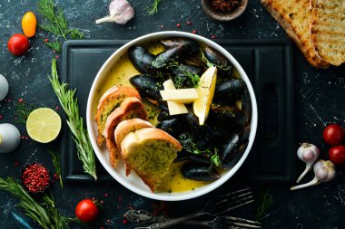 Peynir soslu ve sarımsaklı haşlanmış midye. Üst Manzara. Metin için boş alan.