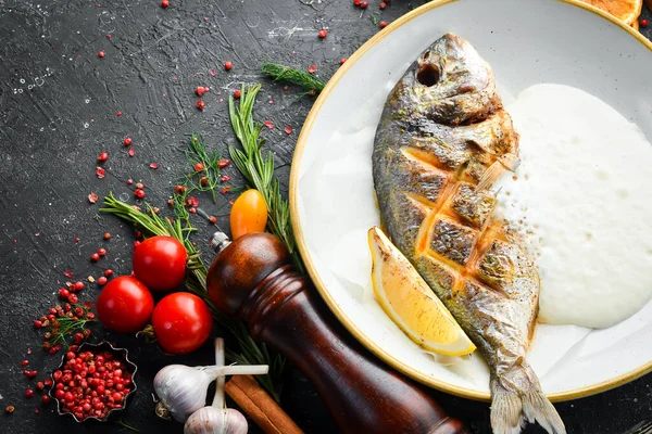 Pescado Dorado Horno Una Salsa Cremosa Vista Superior Espacio Libre —  Fotos de Stock