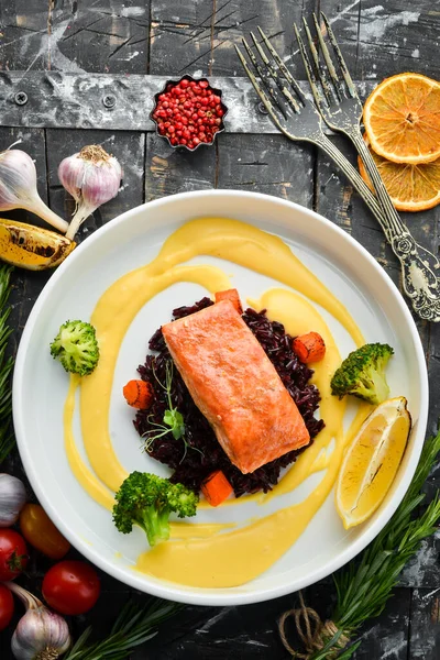Yaban pirinci ve sebzeli fırında somon filetosu. Üst Manzara. Metin için boş alan.