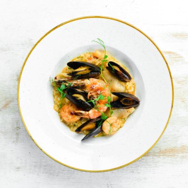 Deniz mahsullü risotto: pirinç, karides ve midye. Üst Manzara. Metin için boş alan.