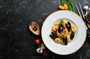 Deniz mahsullü risotto: pirinç, karides ve midye. Üst Manzara. Metin için boş alan.