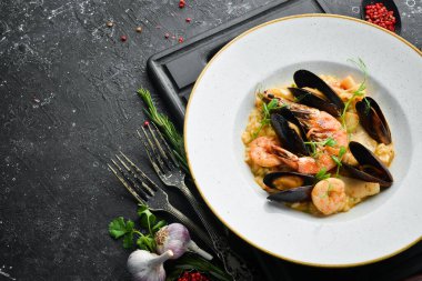 Deniz mahsullü risotto: pirinç, karides ve midye. Üst Manzara. Metin için boş alan.