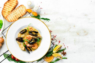 Deniz mahsullü risotto: pirinç, karides ve midye. Üst Manzara. Metin için boş alan.