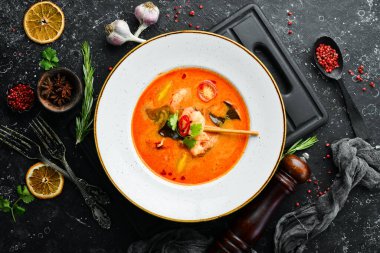 Deniz mahsullü domates çorbası: karides ve midye. Üst Manzara. Metin için boş alan.