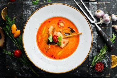 Deniz mahsullü domates çorbası: karides ve midye. Üst Manzara. Metin için boş alan.