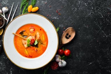 Deniz mahsullü domates çorbası: karides ve midye. Üst Manzara. Metin için boş alan.