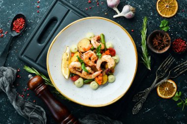 Patates ve sebzeli fırında karides. Üst Manzara. Metin için boş alan.