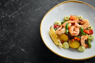 Patates ve sebzeli fırında karides. Üst Manzara. Metin için boş alan.