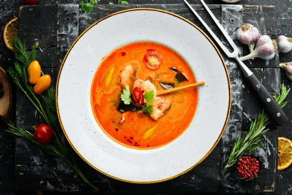 Deniz mahsullü domates çorbası: karides ve midye. Üst Manzara. Metin için boş alan.