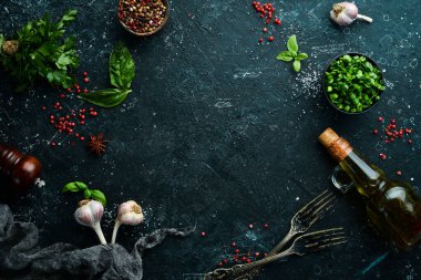 Baharat ve sebzelerle dolu siyah mutfak arka planı. Üst Manzara. Metnin için boş yer.