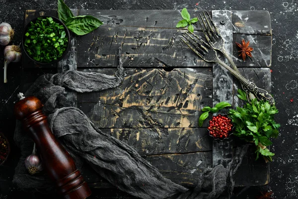 Fondo Culinario Negro Con Especias Verduras Mesa Vista Superior Espacio — Foto de Stock