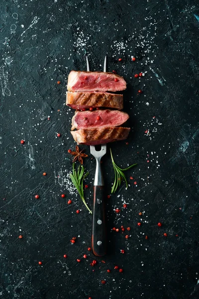 Bistecca Manzo Ribeye Alla Griglia Sulla Forchetta Vista Dall Alto — Foto Stock