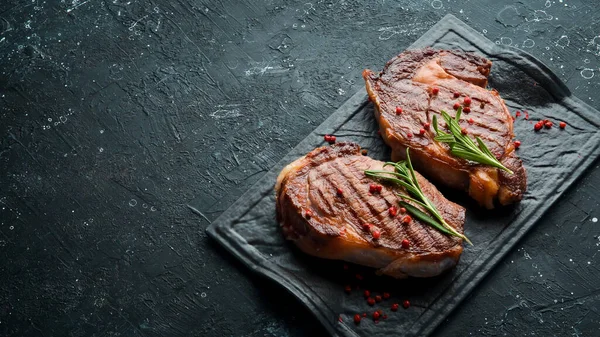 Bistecca Manzo Ribeye Alla Griglia Con Spezie Tavolo Pietra Nera — Foto Stock