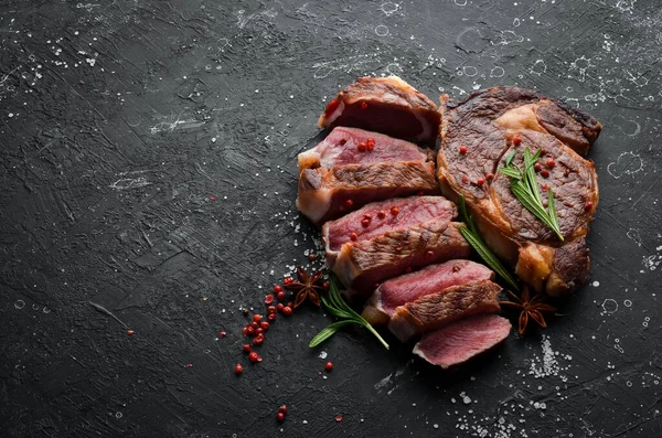 Steak Daging Sapi Yang Dipanggang Dengan Rosemary Dan Rempah Rempah — Stok Foto
