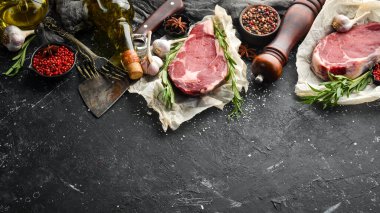 Taş bir masada iki çiğ biftek. Üst Manzara. Metnin için boş yer.