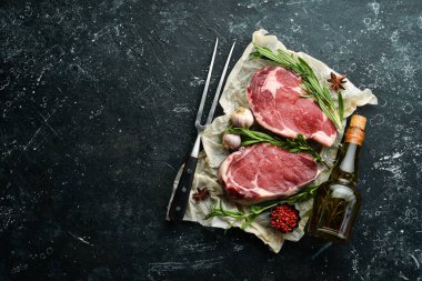 Baharat, biber ve biberiyeli kurutulmuş çiğ biftek. Üst Manzara. Metnin için boş yer.