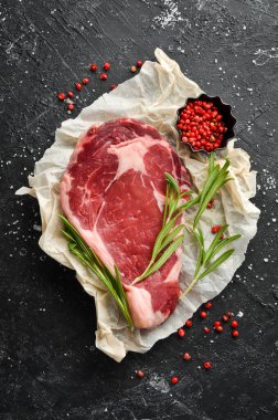 Çiğ et, arka planda biftek. Üst Manzara. Metnin için boş yer.