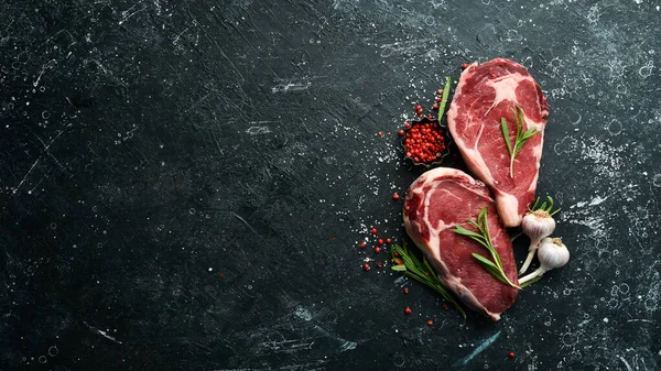 Rauwe Vleessteak Met Specerijen Peper Rozemarijn Bovenaanzicht Vrije Ruimte Voor — Stockfoto