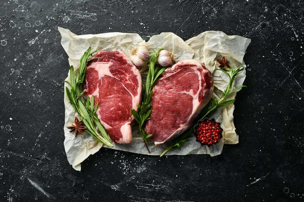 Baharat, biber ve biberiyeli kurutulmuş çiğ biftek. Üst Manzara. Metnin için boş yer.