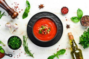 Yiyecekler. Siyah taştan bir tabakta domates çorbası. Üst Manzara. Metnin için boş yer.