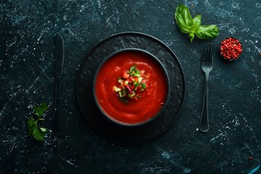 Yiyecekler. Siyah taştan bir tabakta domates çorbası. Üst Manzara. Metnin için boş yer.