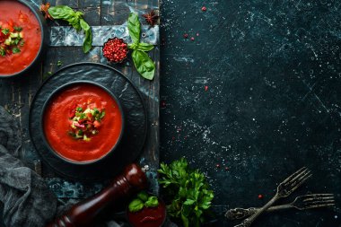 Yiyecekler. Siyah taştan bir tabakta domates çorbası. Üst Manzara. Metnin için boş yer.