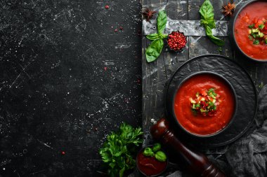 Yiyecekler. Siyah taştan bir tabakta domates çorbası. Üst Manzara. Metnin için boş yer.