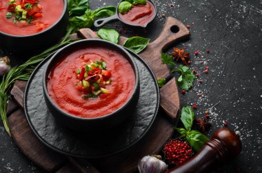 Yiyecekler. Siyah taştan bir tabakta domates çorbası. Üst Manzara. Metnin için boş yer.