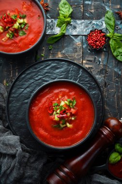 Yiyecekler. Siyah taştan bir tabakta domates çorbası. Üst Manzara. Metnin için boş yer.
