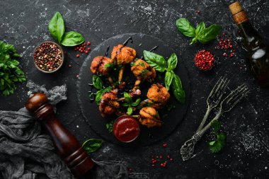 Yiyecekler. Ketçaplı tavuk kanadı ve kara taş tabakta balzamik sos. Üst Manzara. Metnin için boş yer.